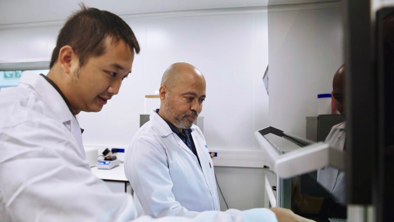 Ronnie Mao works with Professor Kinnear in the SAMRC lab