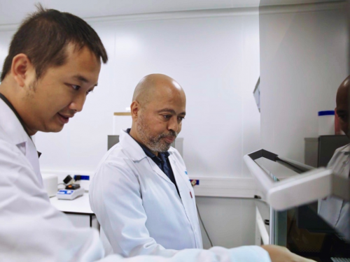 Ronnie Mao works with Professor Kinnear in the SAMRC lab